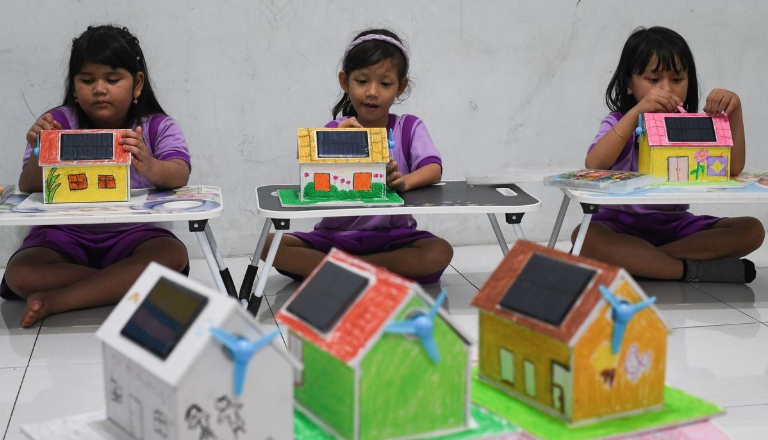 Pendidikan Energi Terbarukan: Workshop Panel Surya di Atap Sekolah Kota